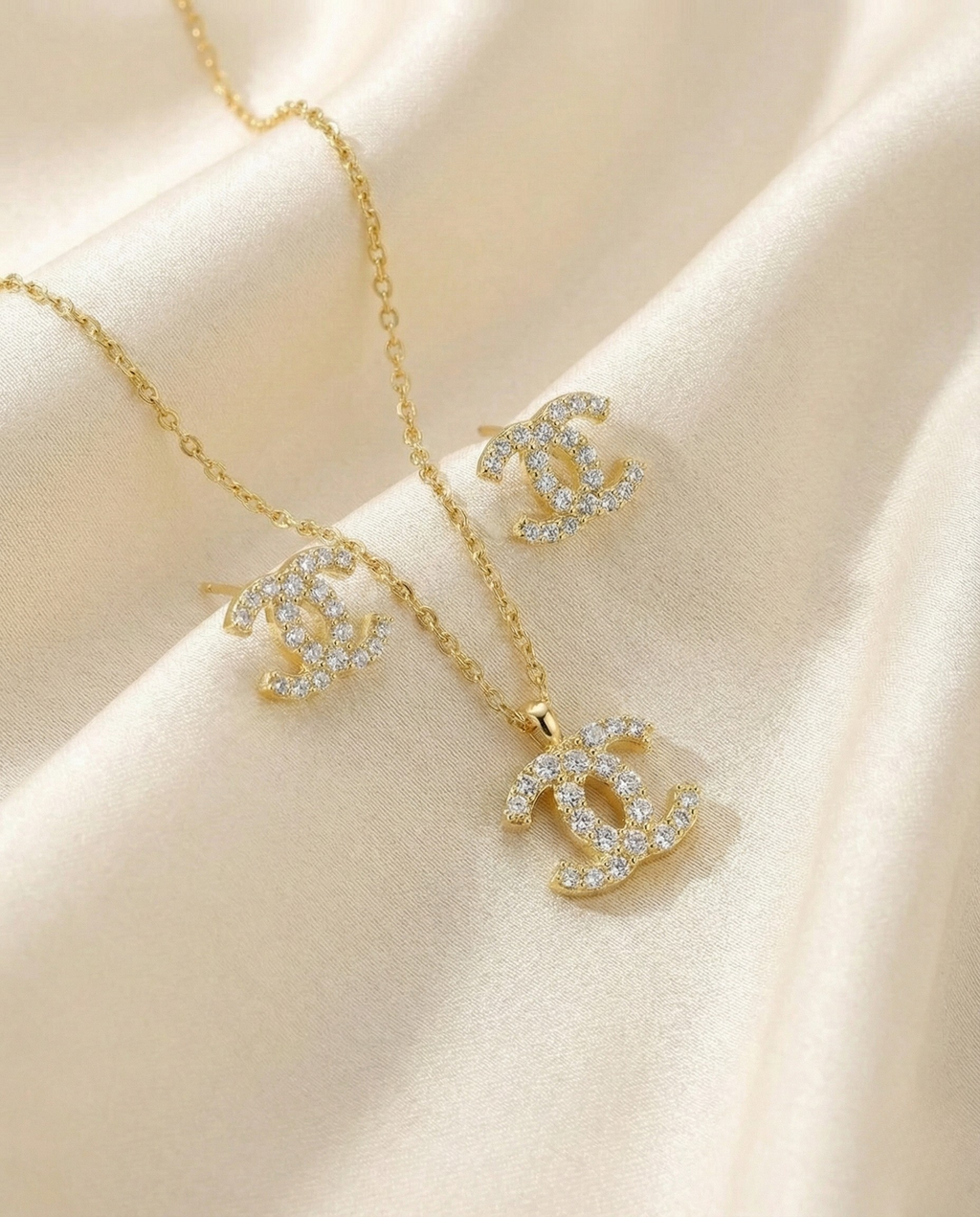 Ensemble élégant de bijoux CC avec collier et boucles d'oreilles en or