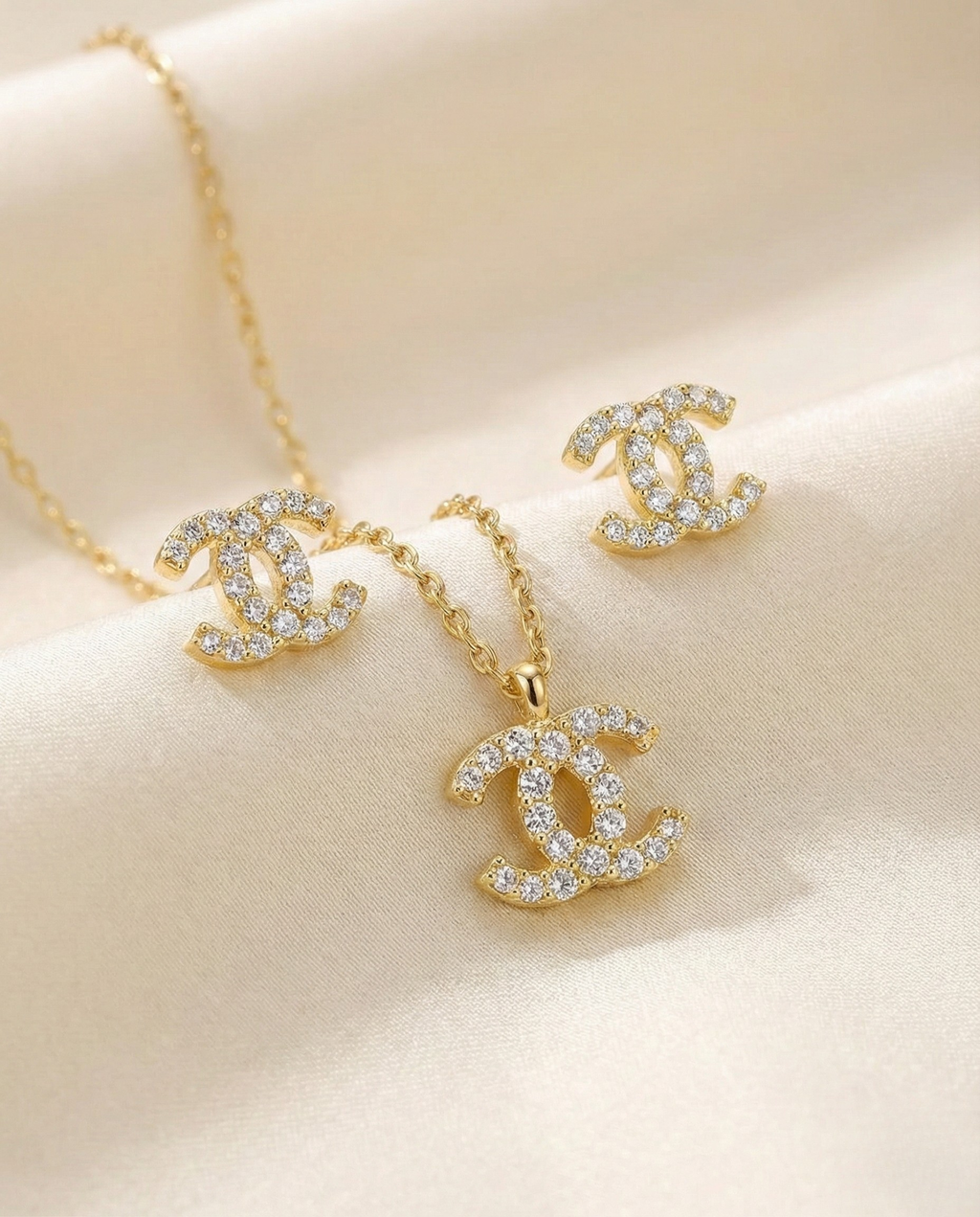 Ensemble élégant de bijoux CC avec collier et boucles d'oreilles en or