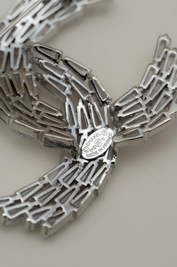 Broche scintillante intemporelle