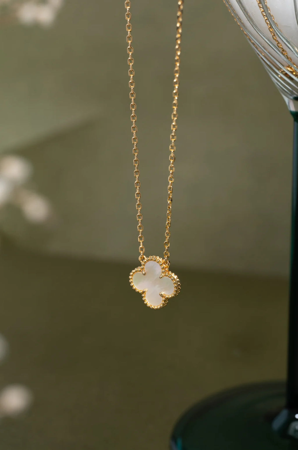 Collier avec pierres blanches