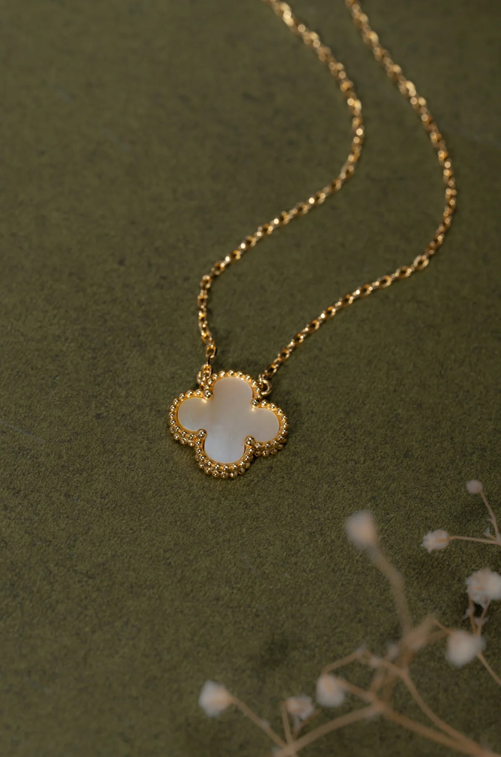 Collier avec pierres blanches